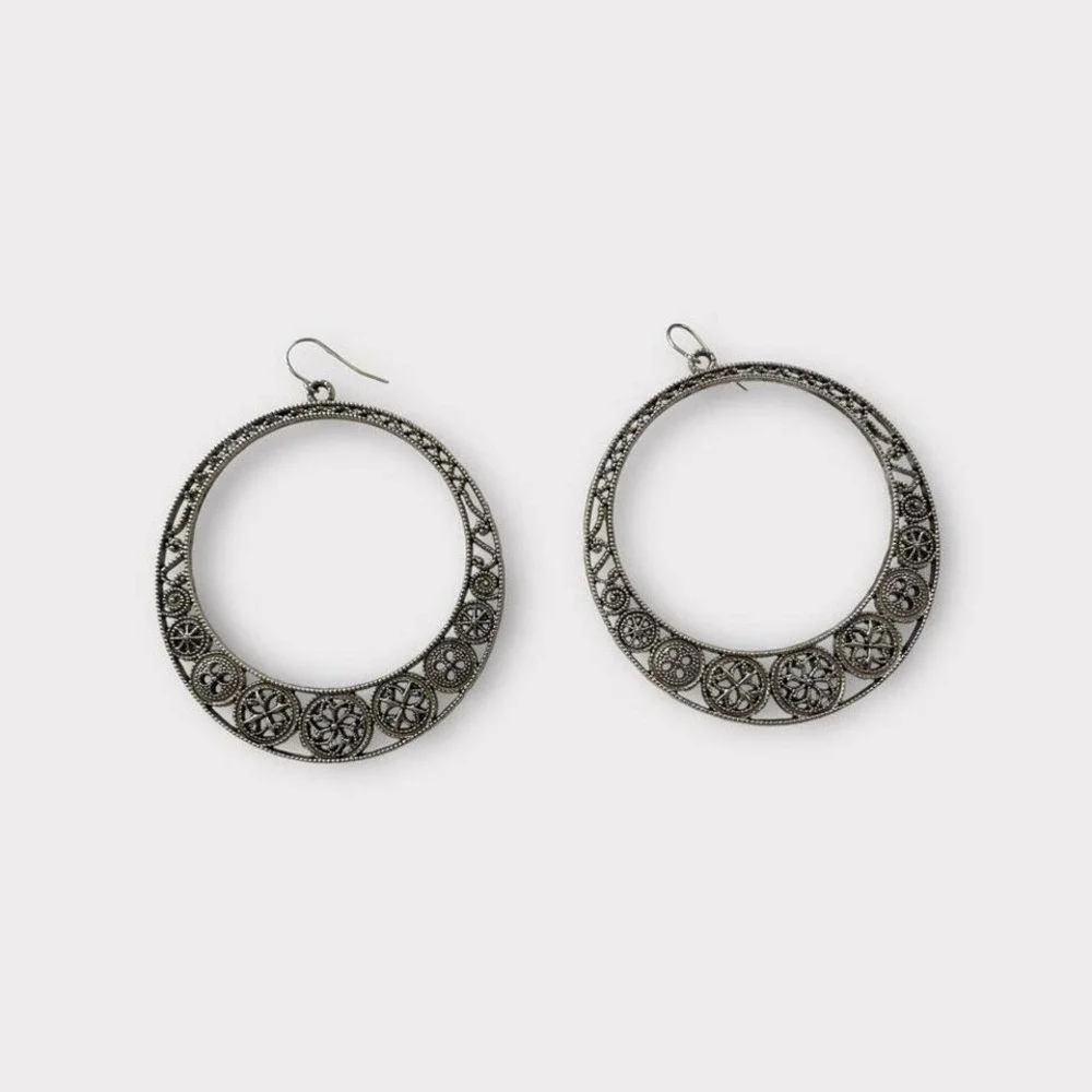 Silver Tone Jewelry Set Hoop Earrings and Necklace